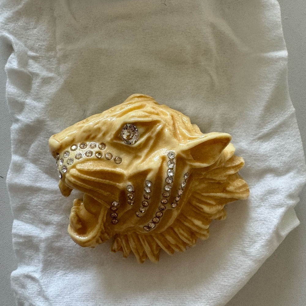 GUCCI TIGER HEAD BROOCH WITH CRYSTAL NWT